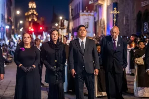 Ricardo Gallardo honra la máxima tradición potosina: la Procesión del Silencio